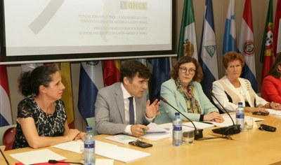 El presidente de FOAL, Alberto Durán, se dirige al plenario durante la reunión del Patronato