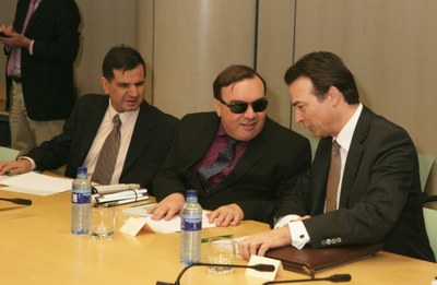 El presidente de ULAC, Volmir Raimondi (en el centro), conversa con otros dos de los patronos de FOAL durante la reunión