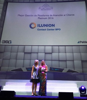 Susana Sánchez, directora general de ILUNION Contact Center BPO (a la derecha), recoge el premio especial Platinum