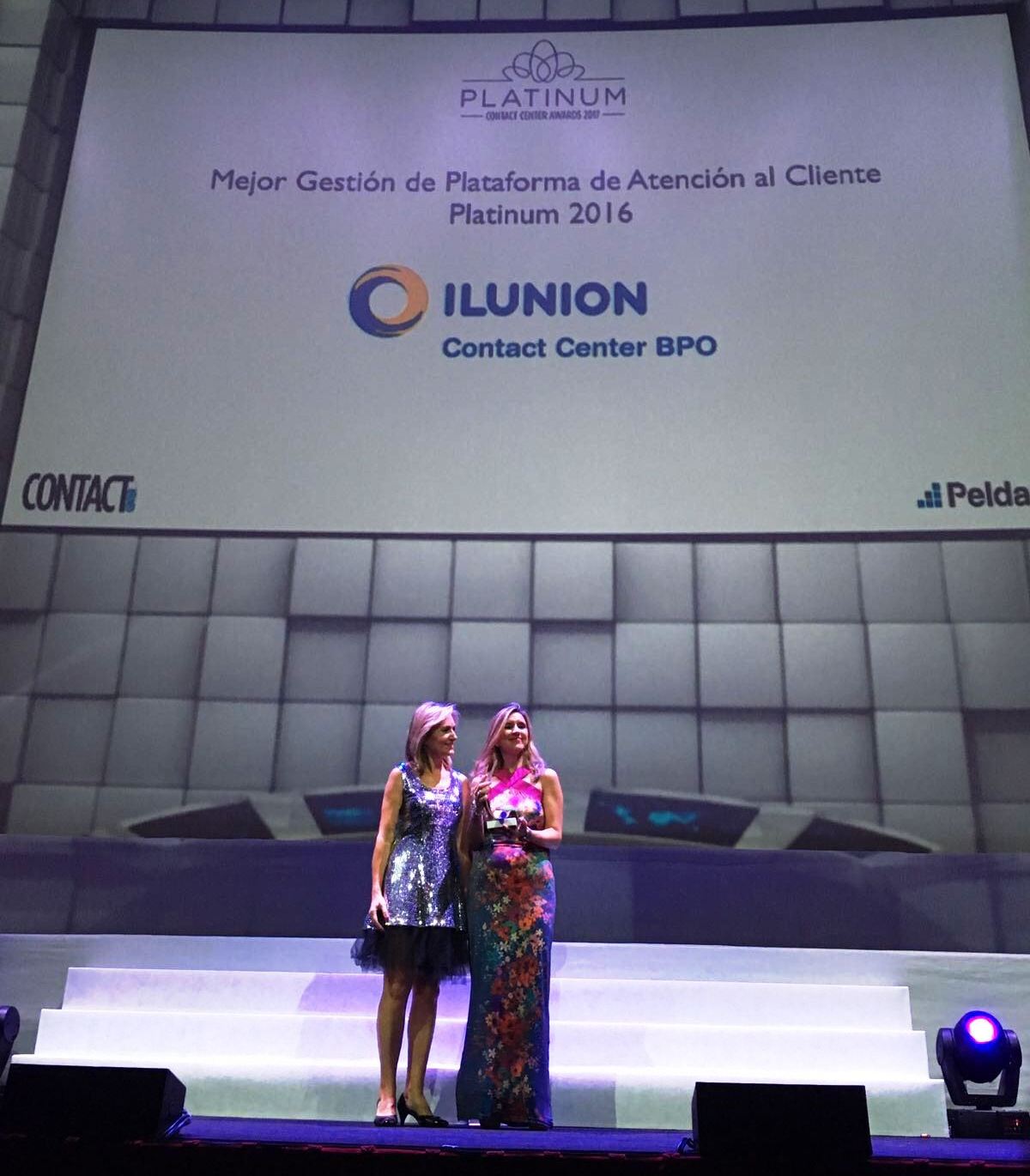 Susana Sánchez, directora general de ILUNION Contact Center BPO (a la derecha), recoge el premio especial Platinum