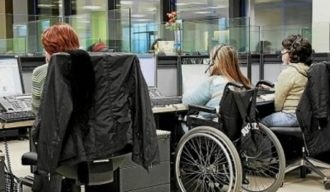 Imagen de trabajadores con discapacidad  publicada en esleondiario.com