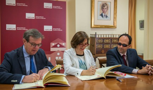 Momento de la firma del convenio entre Lozano ( en centro) y Collado (a la izquierda). Les acompaña el presidente territorial de la ONCE en CLM, Manuel Martínez