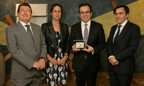 De izda a derecha: Ángel Sánchez, Ana Peláez, Luis Felipe Céspede, que muestra el cupón conmemorativo, y Alberto Durán De izda a derecha: Ángel Sánchez, Ana Peláez, Luis Felipe Céspede, que muestra el cupón conmemorativo, y Alberto Durán