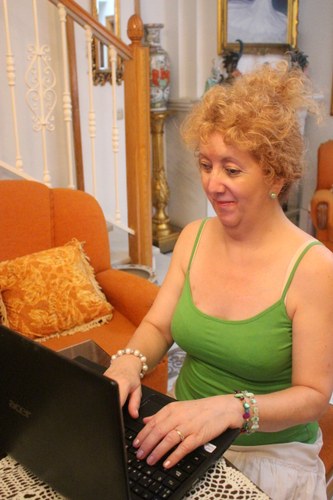 Ana Cachinero escribe en su portátil