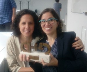 Ana Peláez junto a Catalina Devandas con el premio en sus manos