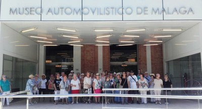 El grupo, a la entrada del Museo Automovilístico de Málaga