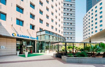 Entrada al hotel ILUNION Aqua 4, en Valencia