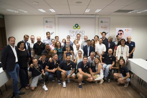 Foto de familia de todos los congregados en el acto de despedida de Casinos