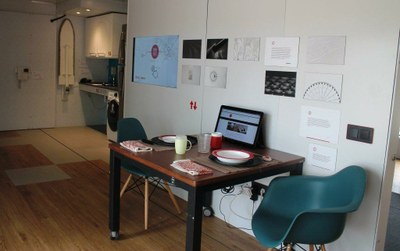 Imagen del interior de la casa accesible, con el comedor en primer plano
