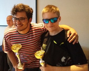 Méndez (a la izquierda) y Morales posan con sus trofeos al finalizar el torneo
