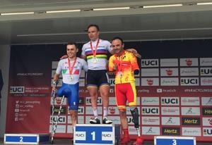Podio de Ricardo Ten con su bronce