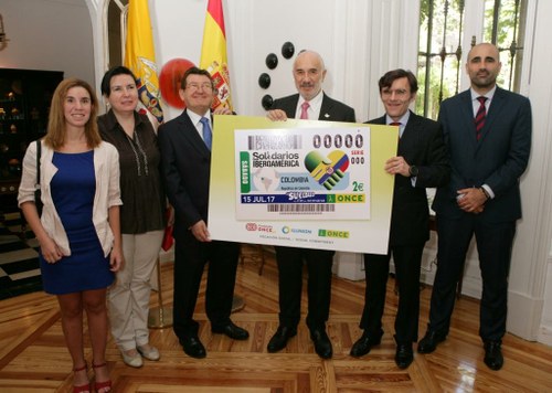 Posado de la entrega del cupón al embajador colombiano