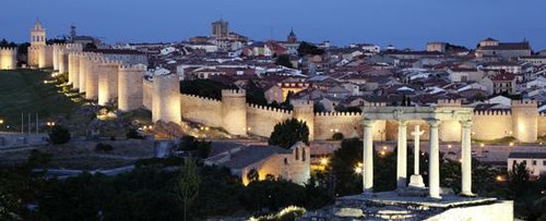 Vista nocturna de la ciudad de Ávila