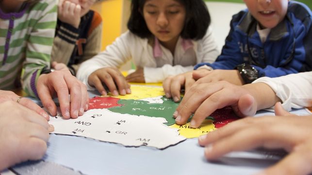 Escolares ciegos con materiales en relileve