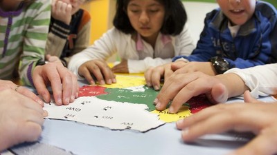 Escolares ciegos con materiales en relileve