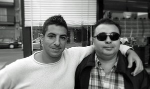 Adrián Martínez (a la izquierda), junto a Antonio, un amigo ciego con el que han testado el funcionamiento de Outbarriers