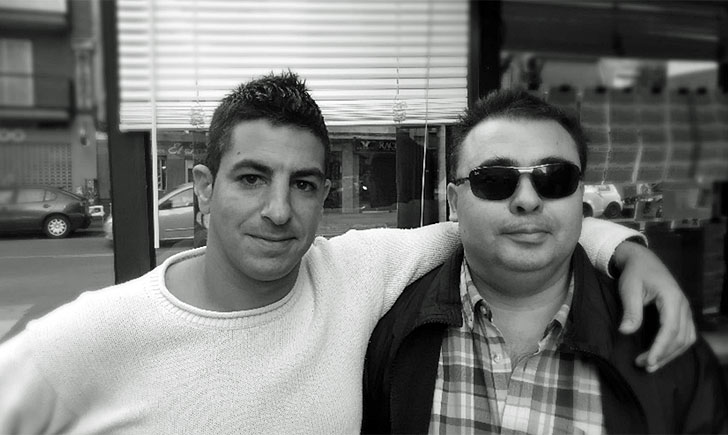 Adrián Martínez (a la izquierda), junto a Antonio, un amigo ciego con el que han testado el funcionamiento de Outbarriers