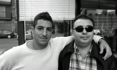Adrián Martínez (a la izquierda), junto a Antonio, un amigo ciego con el que han testado el funcionamiento de Outbarriers