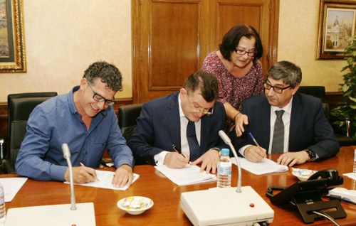 De izquierda a derecha, Diego Sayago, Ángel Sánchez y José Luis Pinto en la firma del Convenio