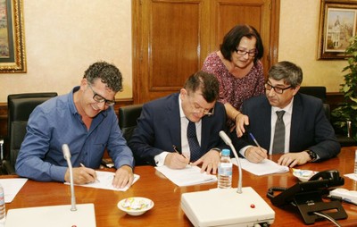 De izquierda a derecha, Diego Sayago, Ángel Sánchez y José Luis Pinto en la firma del Convenio