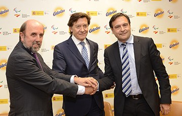 De izquierda a derecha, Miguel Sagarra, José Ramón Lete y Ricardo Anmella unen sus manos tras rubricar el convenio