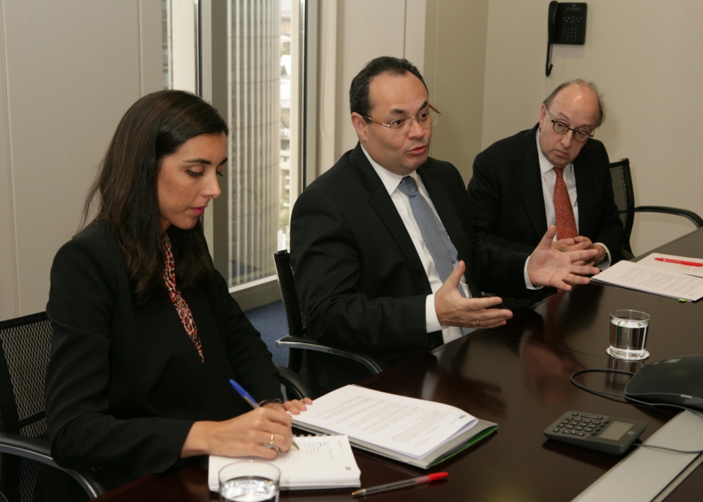 El presidente de la CAF, Luis Carranza, flanqueado por dos de sus colaboradores, durante una intervención en el encuentro