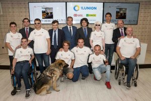 Foto de familia de autoridades con varios de los trainers paralímpicos