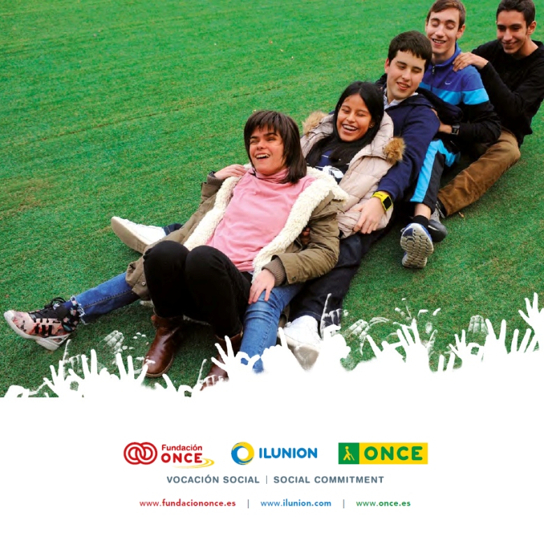 Imagen de cubierta del Informe: unos jóvenes, con y sin discapacidad visual, juegan y bromean sobre el césped de un parque