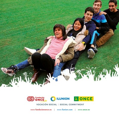 Imagen de cubierta del Informe: unos jóvenes, con y sin discapacidad visual, juegan y bromean sobre el césped de un parque