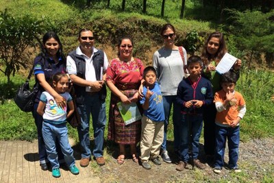 La técnico de FOAL Amaya Granja, durante una visita a un centro educativo con niños ciegos guatemalteco