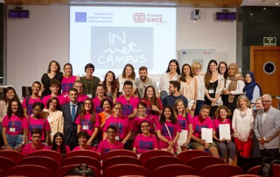 Los participantes del curso y los organizadores posan tras celebrar el acto de clausura en Granada