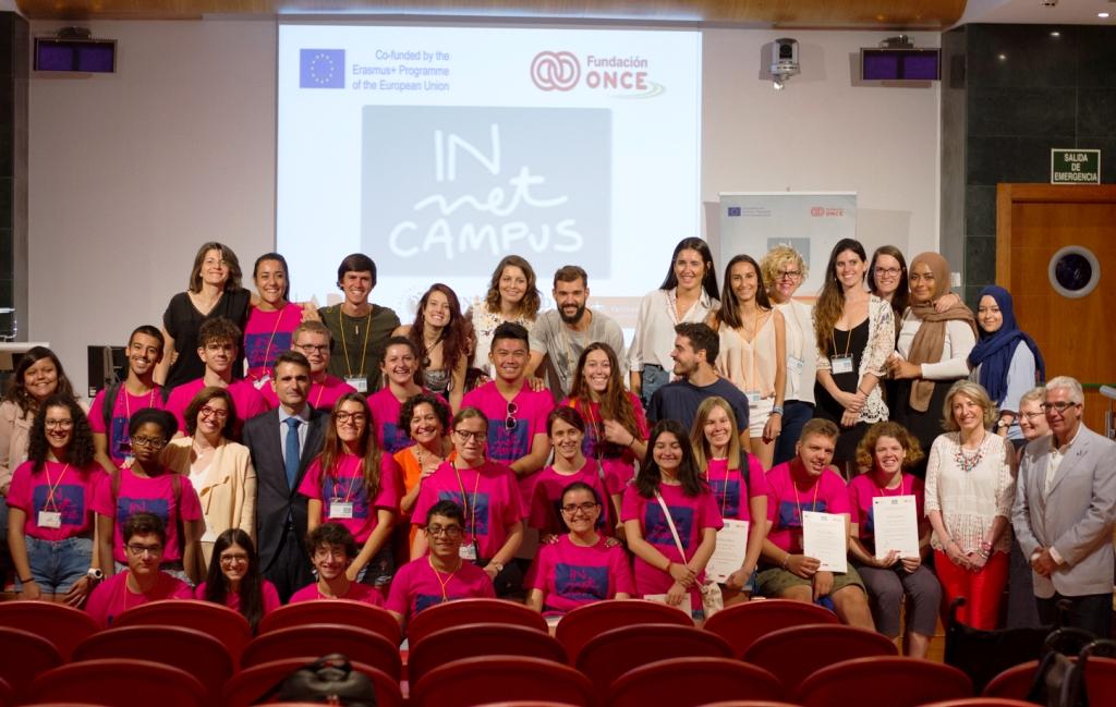 Los participantes del curso y los organizadores posan tras celebrar el acto de clausura en Granada