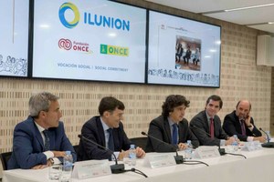 Mesa presidencial del acto