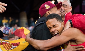 Deliber Rodríguez se abraza a los miembros del equipo tras conseguir una de sus medallas de bronce