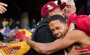Deliber Rodríguez se abraza a los miembros del equipo tras conseguir una de sus medallas de bronce