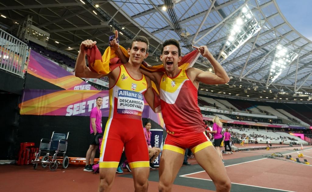 Descarrega (a la izquierda) y Blanquiño festejan el triunfo en 400 metros