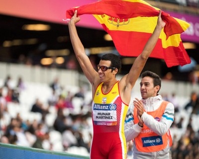 Joan Munar pasea la bandera española por la pista londinense
