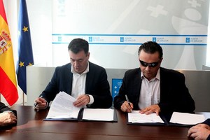 Román Rodríguez (a la izquierda) y Manuel Martínez firman la renovación del convenio