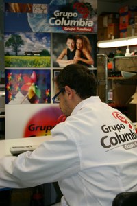 Uno de los operarios de Columbia, trabajando en las instalaciones de la empresa