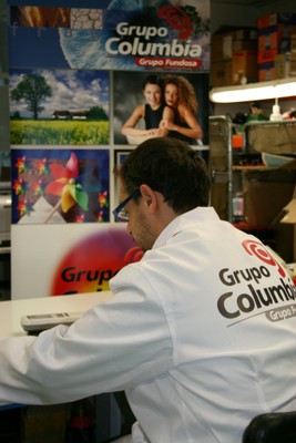 Uno de los operarios de Columbia, trabajando en las instalaciones de la empresa