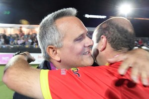 Ángel Luis Gómez, presidente de la FEDC (a la izquierda), abraza al seleccionador español, Jesús Bargueiras, tras la final