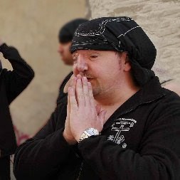 Antonio Callejas Guzmán es un hombre creyente, costalero en Granada 