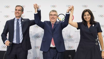 El presidente del COI, Thomas Bach, levante los brazos de los alcaldes de Los Ángeles, Eric Garcetti, y París, Anne Hidalgo