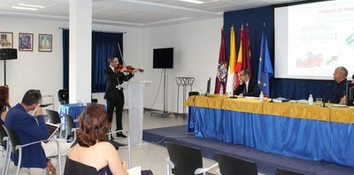 El profesor Sánchez interpreta una pieza al violín durante la defensa de su tesis