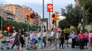 Escena urbana en plena Plaza de Sants
