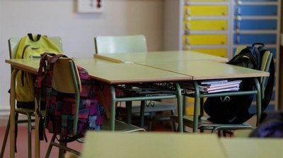 Imagen de pupitres vacíos