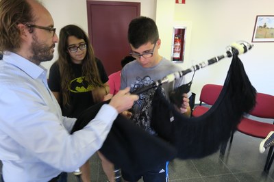 Jóvenes con el maestro gaitero Oscar Ibáñez