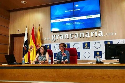 La consejera Elena Máñez (a la derecha) y Mercedes Turrero presentan la iniciativa en Las Palmas