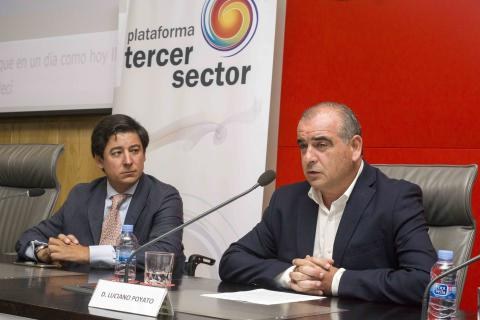 Luciano Poyato (a la derecha) interviene en el acto junto al director general de Apoyo a la Discapacidad, Borja Fanjul
