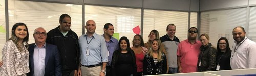 Miguel Fernández (segundo por la izquierda) junto a los nuevos trabajadores ciegos en la filial de Konecta en Brasil y sus compañeros
